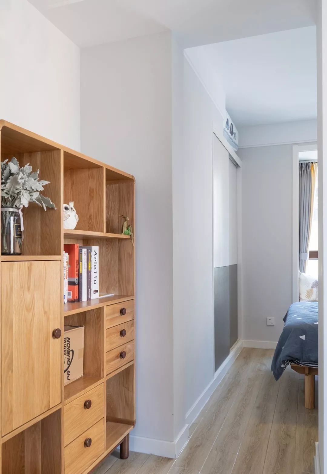 暖灰色打底，搭配零星原木色，温情又好看，这样的装修还不易过时