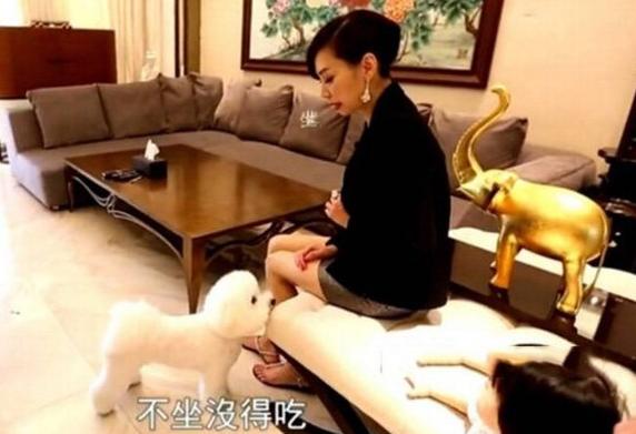 参观邝美云在香港的豪宅，如今身家超5亿，一个人住三栋别墅