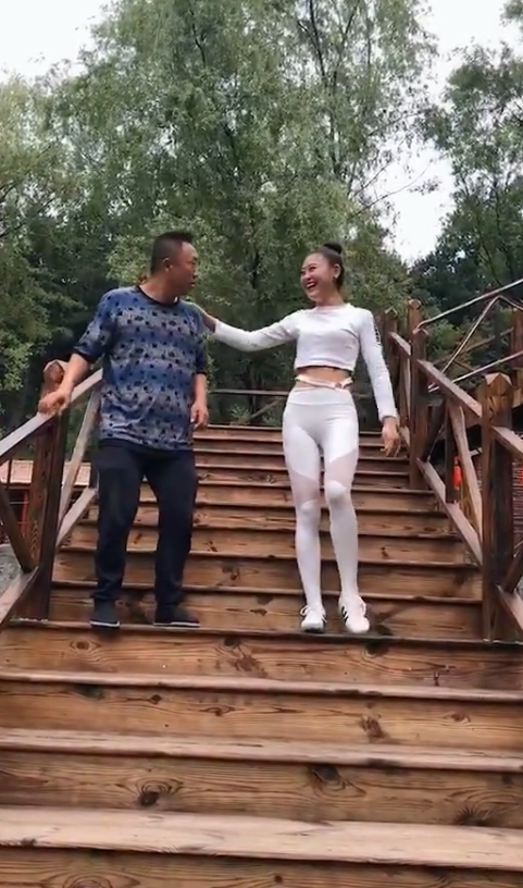 户外秀高难度瑜伽，看把这大哥吓的！