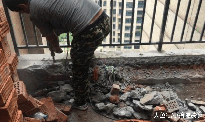 下水管有个洞，邻居对此很恼火，而师傅却说邻居得感谢他