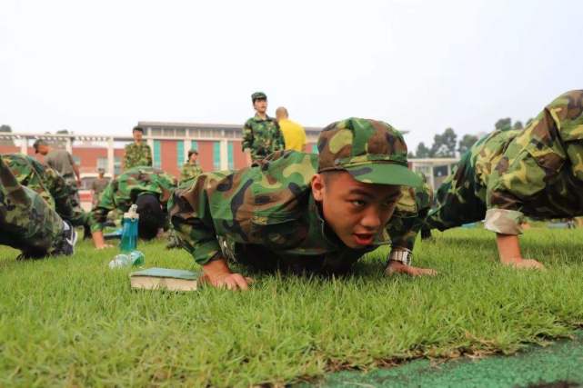 男生做多少俯卧撑“算及格”，看到数字后，女生： 你们能行吗？