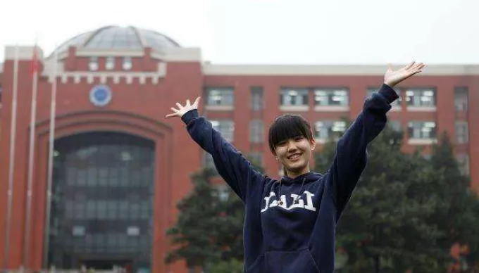 学霸也能是校花，高中毕业英语同声传译，剑桥大学抛出橄榄枝
