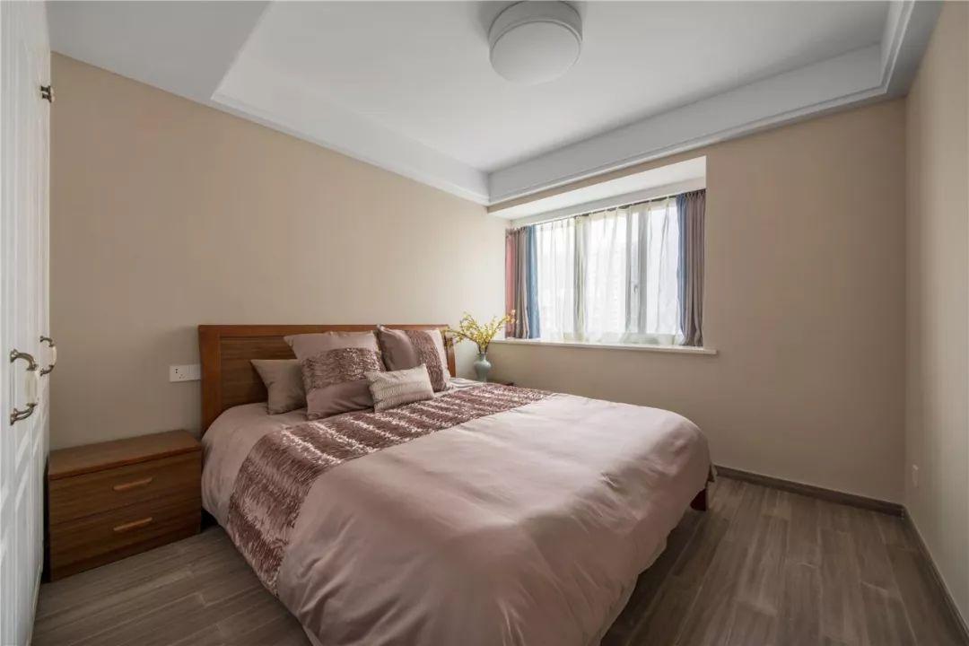 简洁现代化的硬装，搭配精致轻奢的软装，这样的三居室实在不错！