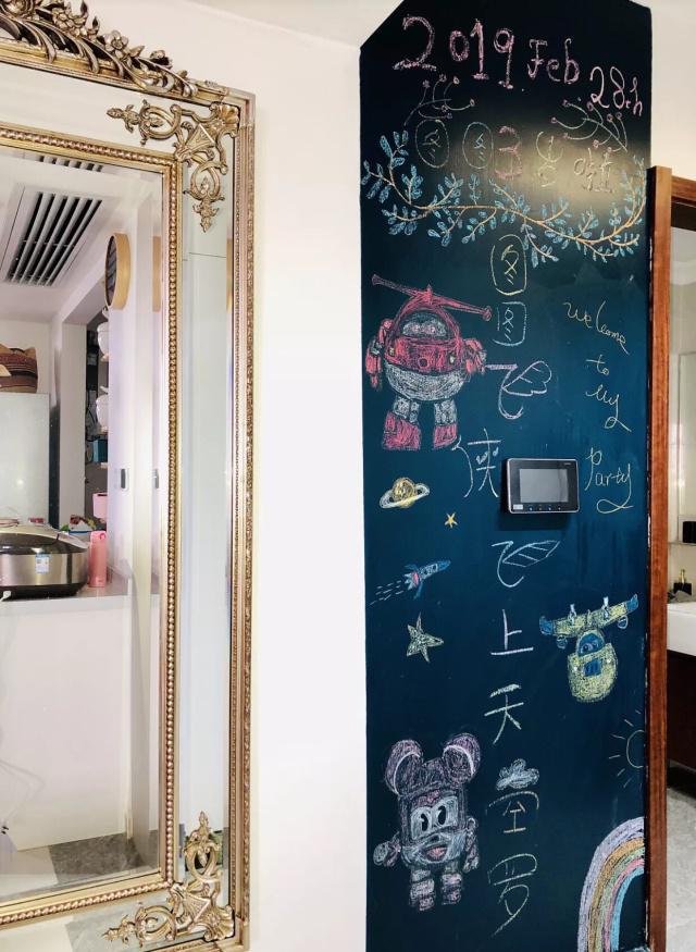 一家三口的新房，晒晒，餐厅设卡座很抢眼，电视墙打满柜子真聪明