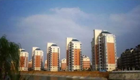 在炒房客抛售房子的同时，刚需们应该怎么办？