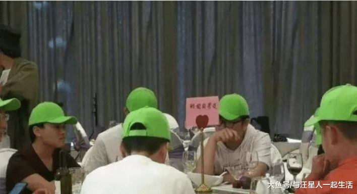 新娘结婚，安排前任坐一桌，全部带绿帽子。 网友：爱是一道光