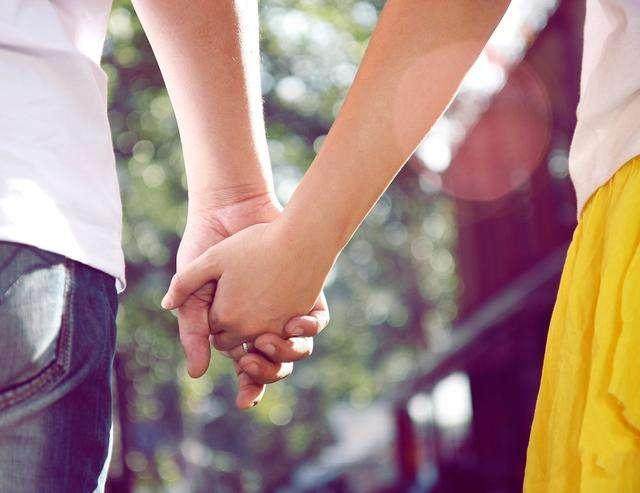 订婚时，婆婆问我彩礼要八万还是十万，手机一亮，我说一分都不要