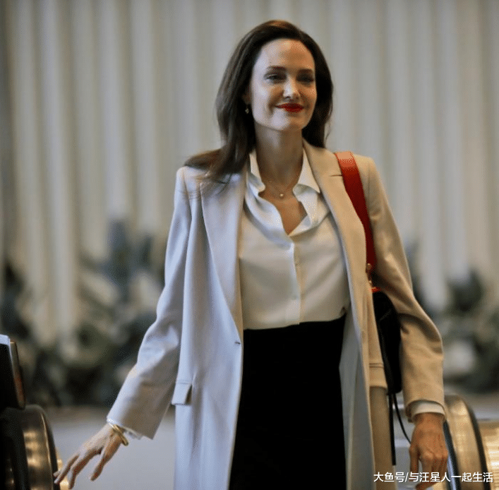 44岁安吉丽娜朱莉大变脸，昔日女神被吐槽演恐怖片不用化妆