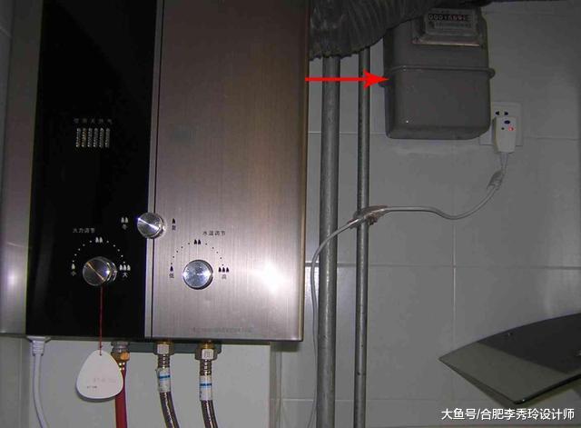 朋友一进我家厨房就骂我蠢，燃气热水器和燃气表这样装，准会出事的！