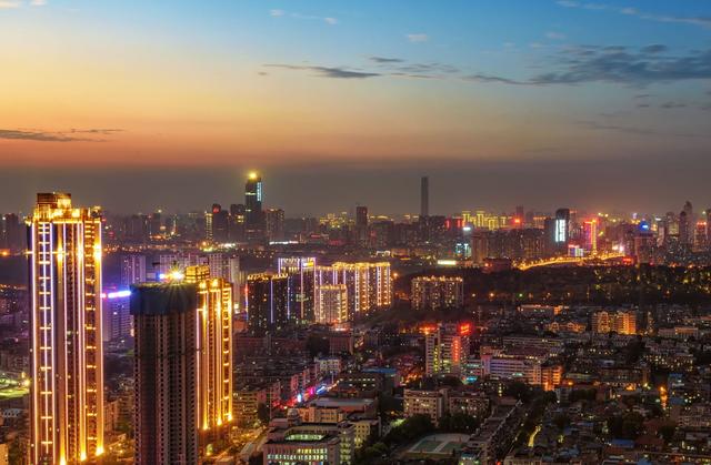 房产税究竟从第一套起征还是第三套起征？专家：不要按套数征