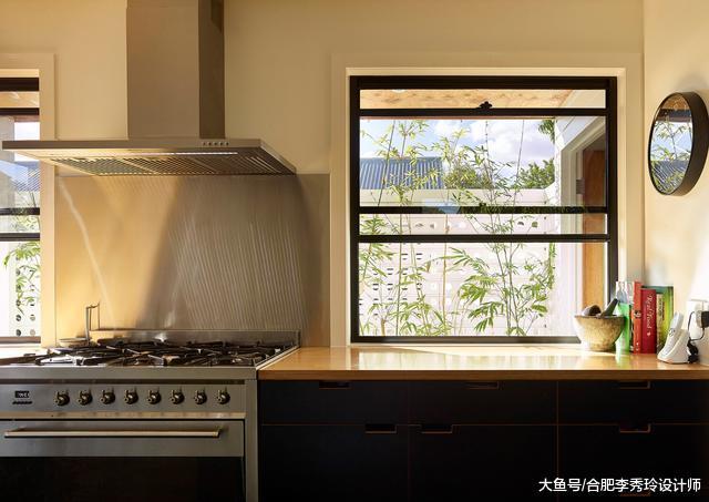 200平大房子中间一刀切, 变成两套复式小洋楼, 中间腾出一个庭院