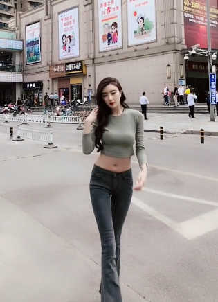 小小年纪有这样的身材线条，真是让人羡慕！