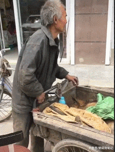 狗狗生病输液时，拾荒老人守在一旁全身心的呵护着它，画面好心酸