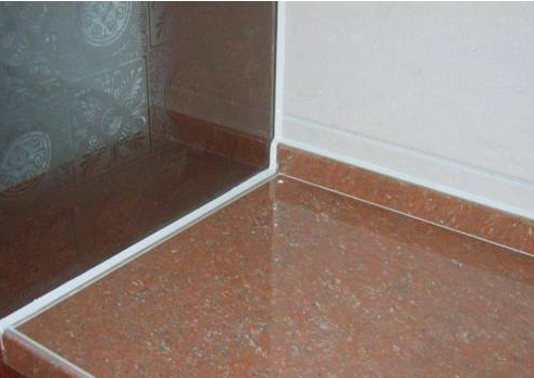 家里玻璃胶若是发霉变黑，回家这样清理一遍，不花钱就恢复了