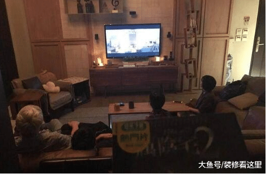 走進陳嘉樺臺灣的家，平時在沙發上面休息，估計工作太累了吧