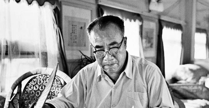 一九五五年，一位副军长主动请辞，回乡当了一名农民，此人是谁？