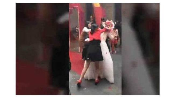 结婚当天女子怒打新娘, 新娘一脸懵逼, 知道真相后所有人都怒了!