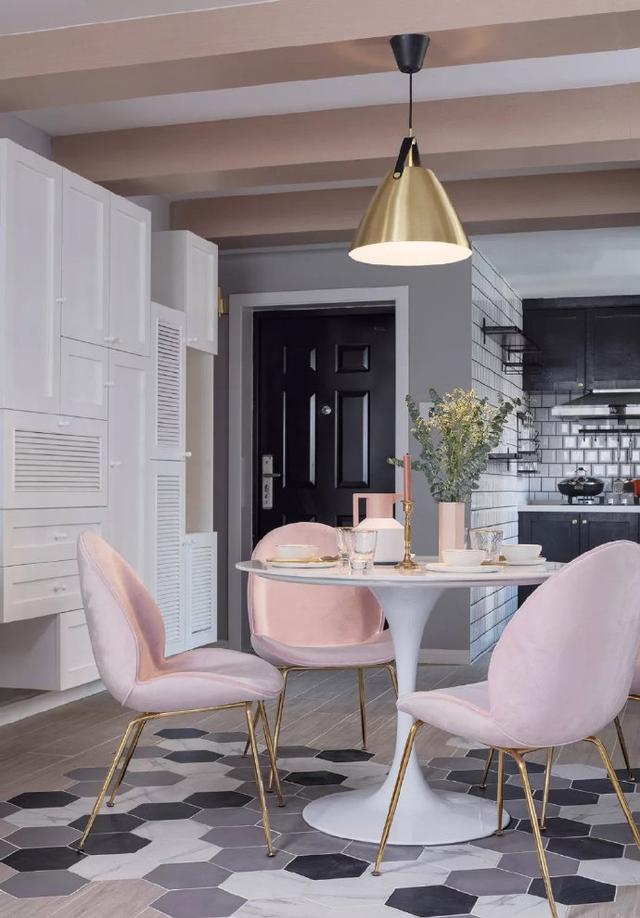 100㎡清新北欧风格家居装修 主卧兼具书房和衣帽间功能