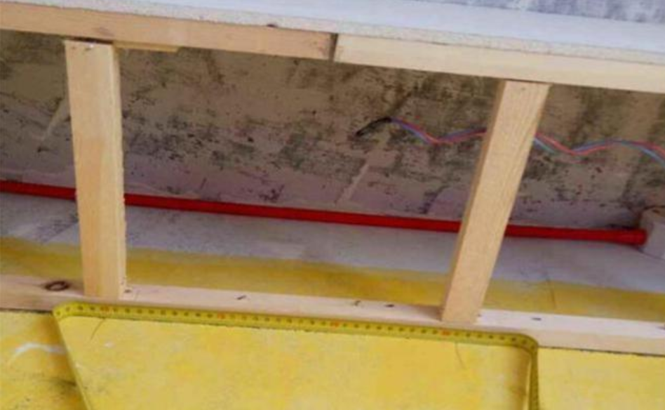 吊顶施工，师傅说业主的做法影响到他了，业主直说：那你走吧