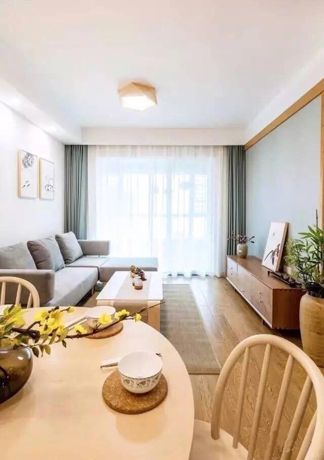 90平原木风新中式，木格栅栏让居室更富有中式休闲情调！