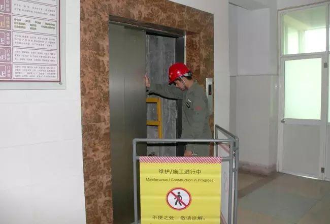 为什么医院的电梯门都是往一侧开启?