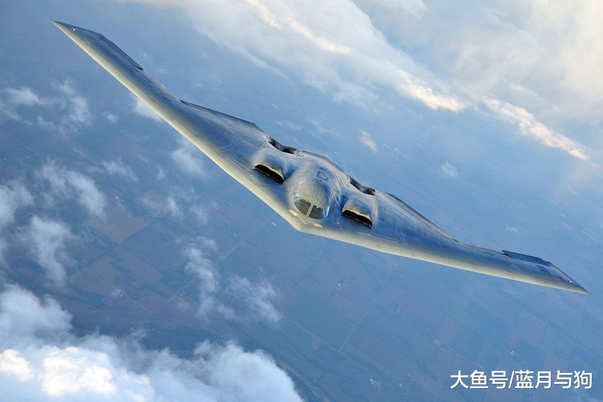警告伊朗？B2轰炸机装3万磅炸弹，高调展示秘密武器