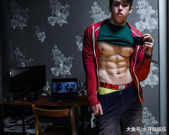 18岁少年，硬拉400斤，这一身肌肉逆天了
