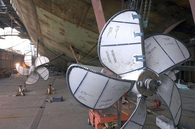 ＂中国军舰螺旋桨是用什么做的？不是钢铁，也不是钛合金＂