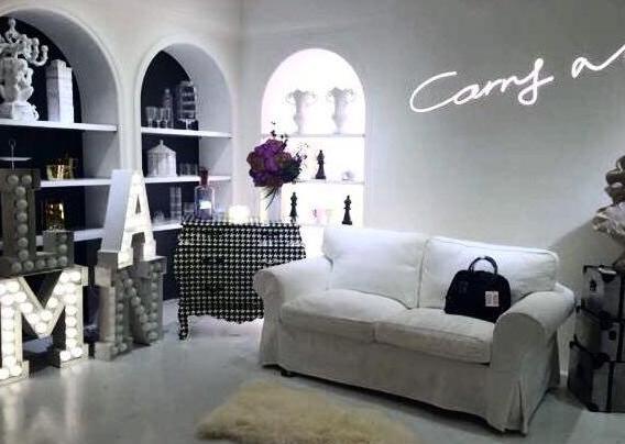 带你参观萧亚轩的豪宅，一进门堆放着好多鞋盒子，生活还真败家啊