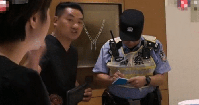 男子买7万元手表, 当场转账后却因下班了不让把表拿走, 男子怒了