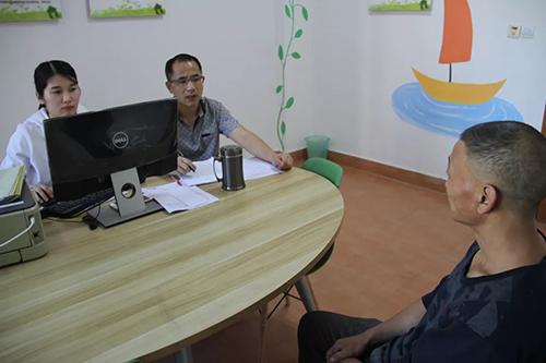 她砸了自己的房子，为何却被判刑？