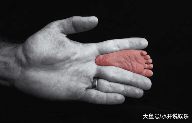 嫁千里之外，父亲发誓不许她再登门！可孩子满月却来了整整五车人