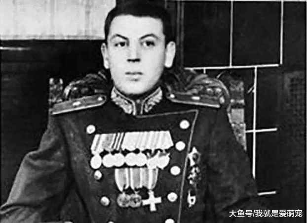 看看赫鲁晓夫和斯大林的儿子，就知道后者为何无愧“伟大”了