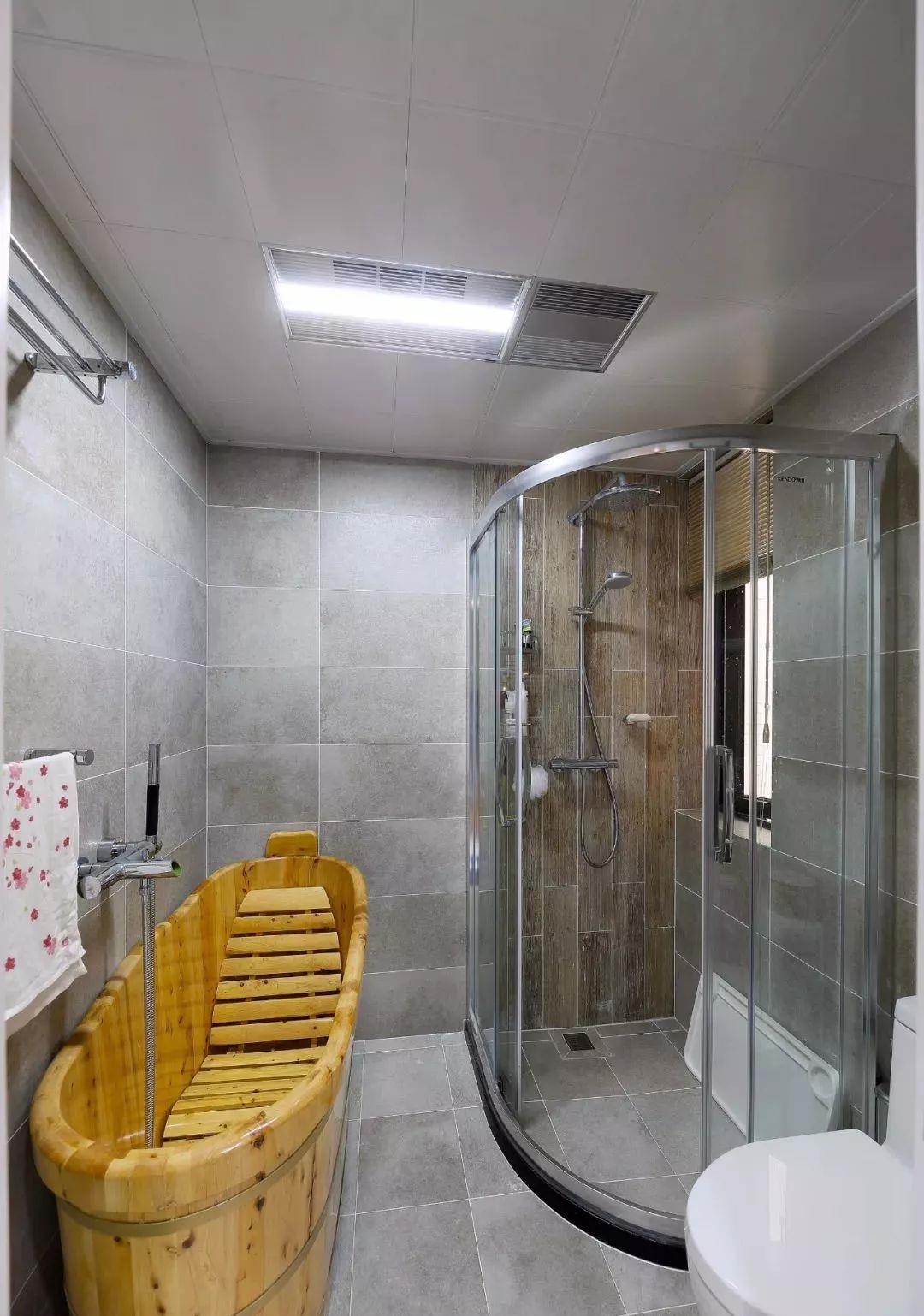 卫生间干湿分离这样装，非常漂亮，洗澡也方便！