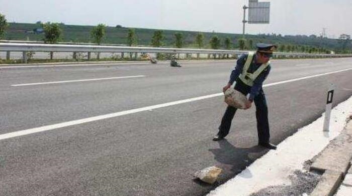 如果在高速上碰到块大石头，是躲开，还是撞上去呢 选错了后果很严重