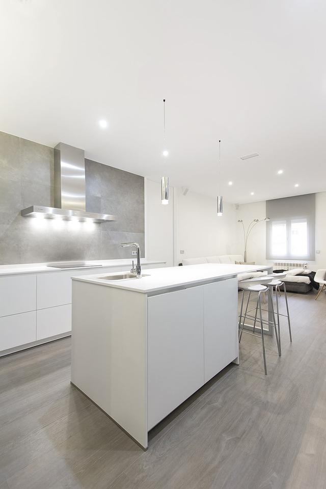 玄关不打柜子，却安装木板，收纳不误还能坐着换鞋，效果出奇好！