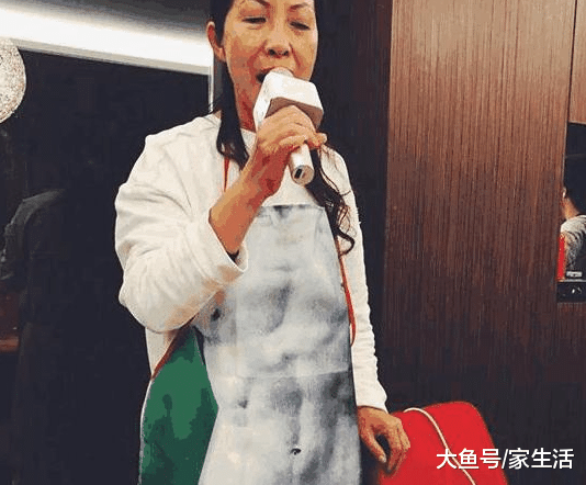 謝依霖曬出自己的豪宅，餐廳還做了個卡拉OK，每天吃飯前要唱歌？