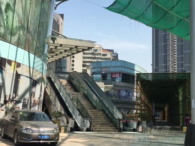 江汉路一大型商业陷尴尬境地，大量商铺空置