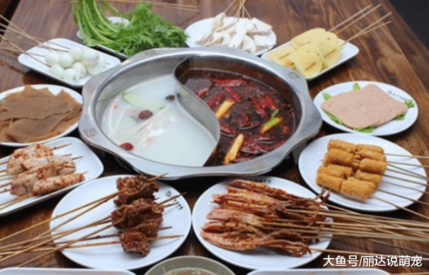 老外来中国，吃了一口麻辣烫后懵了，感叹：果然还是在中国幸福！