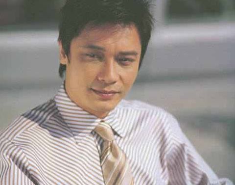 他曾红过梁朝伟，成名后抛弃28年初恋，净身出户只为娶小12岁娇妻！