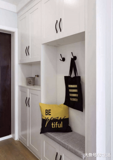 装修鞋柜不要做独立式了，连个换鞋台一起做，再住20年也不淘汰