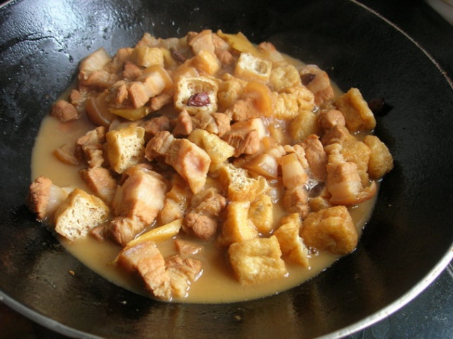 豆腐泡炒肉，老人小孩都爱吃，隔壁小孩都馋哭了