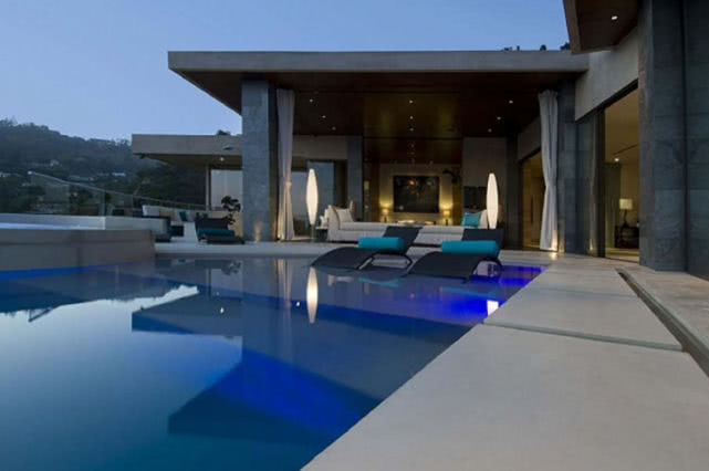 首富比尔盖茨豪宅啥样？占地66000平方不算啥，看到养的宠物：罕见