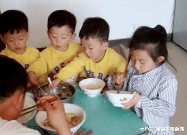 妈妈带着三胞胎回奶奶家，奶奶看到后，让老伴关门，四个吃货来了