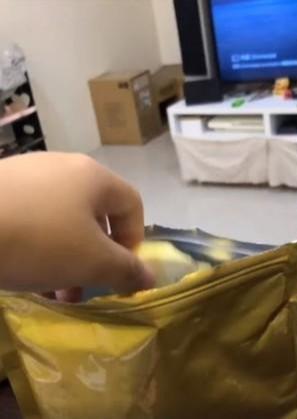 主人打开零食袋子，猫咪迅速凑上来闻一闻，然后皱眉干呕倒着走