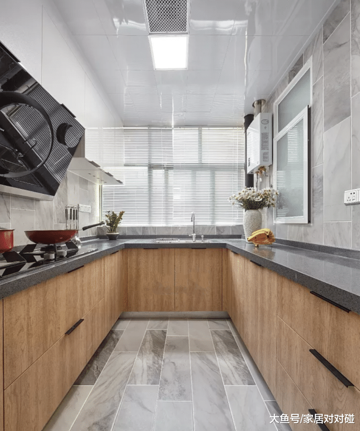 全屋墻面設灰色，也能裝出高級感！餐廳貼銅鏡，好看極了！曬曬