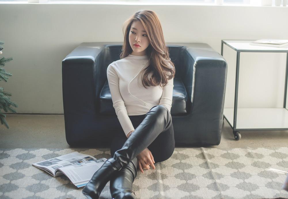 時尚穿搭，身材豐腴的小姐姐，緊身皮褲穿出性感女神范