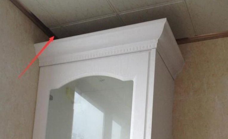 橱柜安装好，发现缝隙问题很严重，而师傅却说：吊顶安装早了