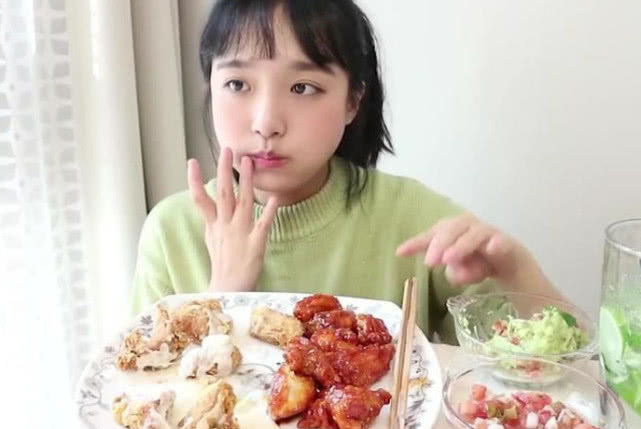 “吃播作假”惨不忍睹！塑料龙虾，面包火锅底料，网友：笑skr