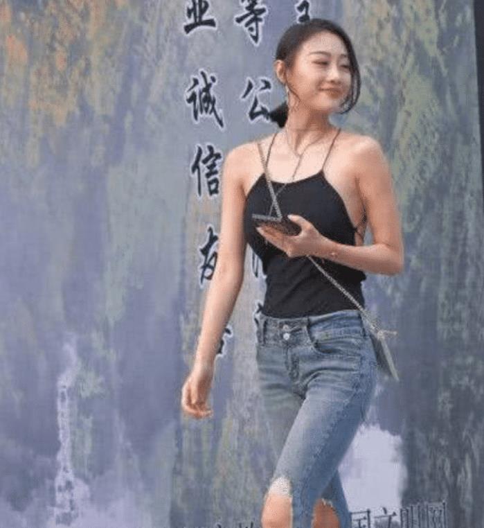 街拍：能娶到这位美女，应该会乐一辈子吧？